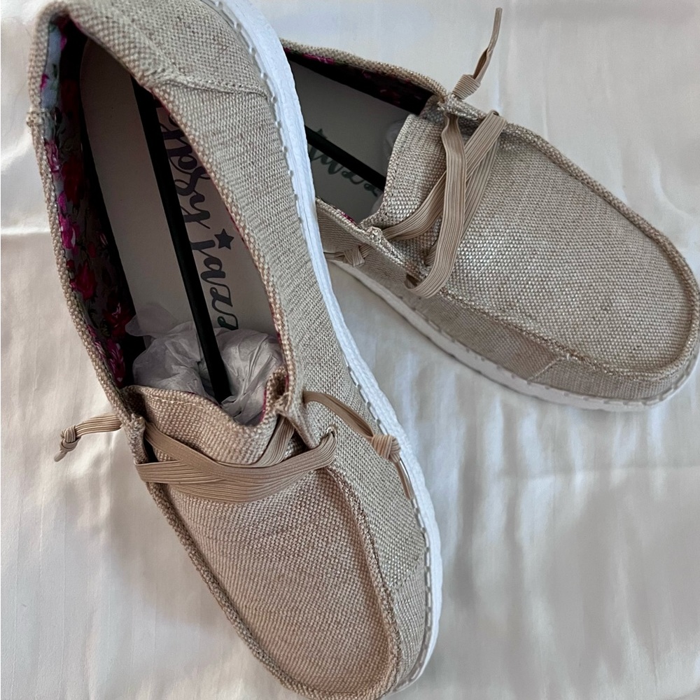 Gypsy Jazz slip on, NWT, color natural with beautiful floral lining, SZ 11 - Picture 2 of 7